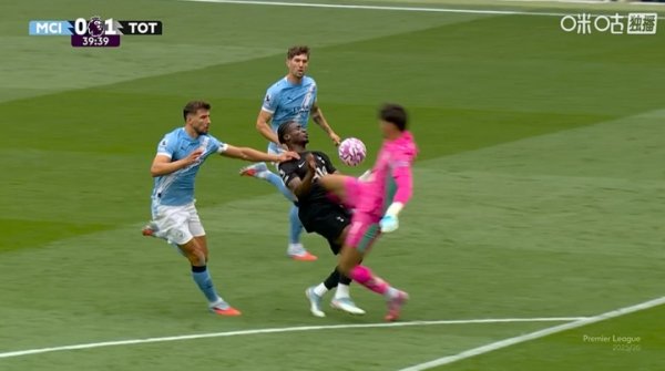 No foul! Trafford hit Kudus with knees, and then Polo was knocked down and the referee was also unblowed.