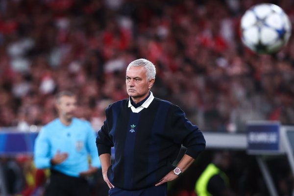 Have there been any conflicts? Turkish media: Mourinho did not shake hands with Chairman Fenerbahce before the game, criticizing club senior executives